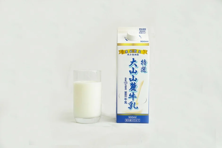牛乳パックとグラス