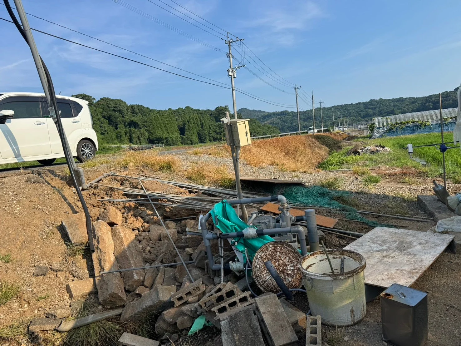 瓦礫が散乱する田舎の風景