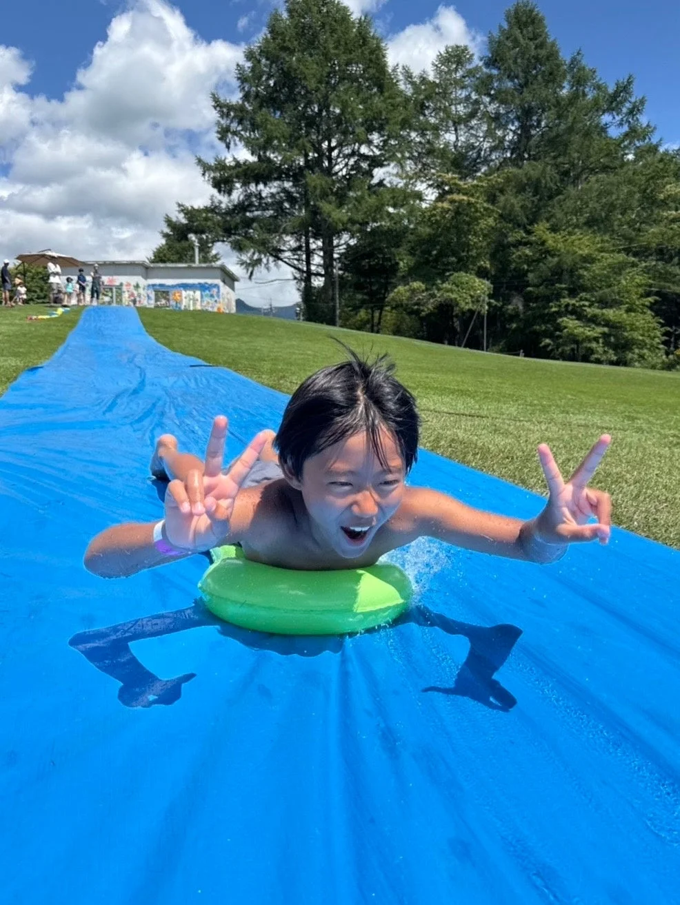 ウォータースライダーを楽しむ子ども
