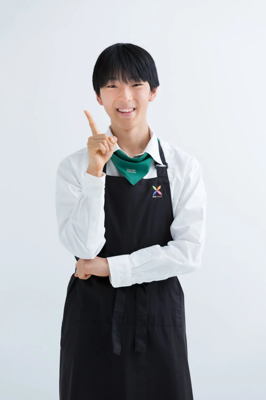 笑顔で指を差す緒方湊さん