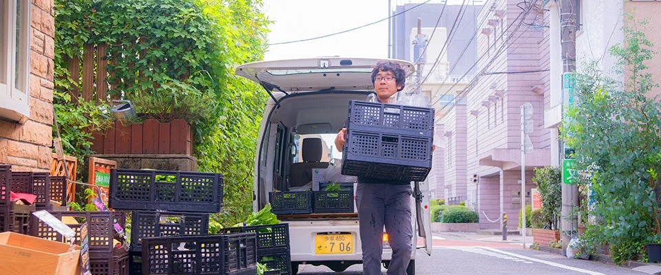 軽バンで農産物を運搬する様子
