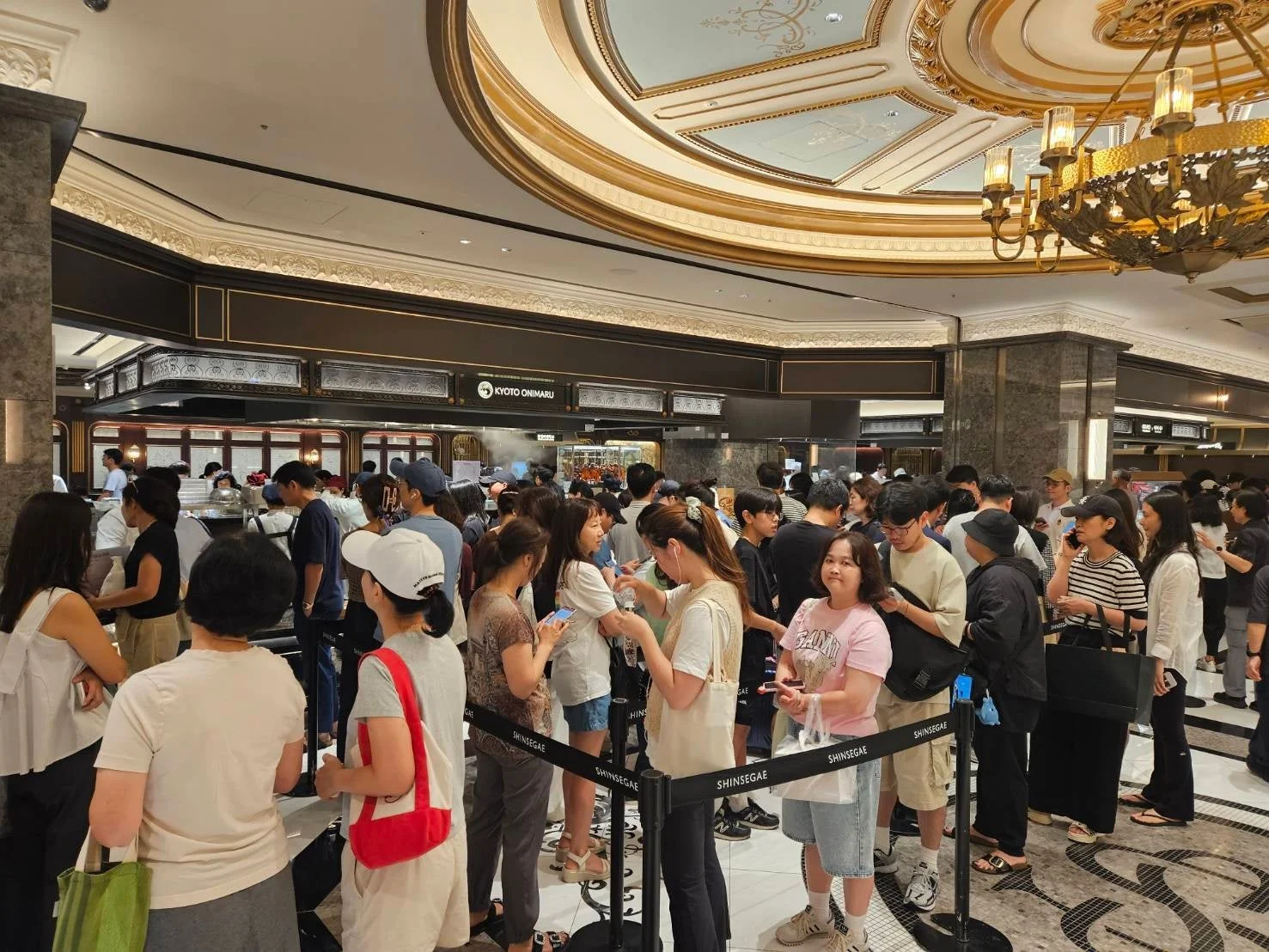 韓国の店舗での賑わい