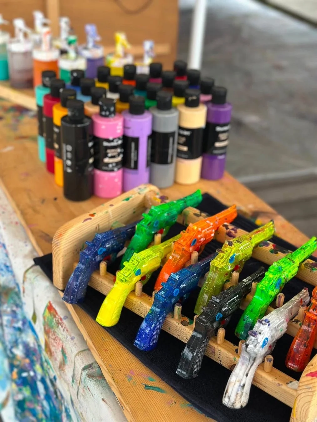 絵の具ボトルとカラフルな水鉄砲
