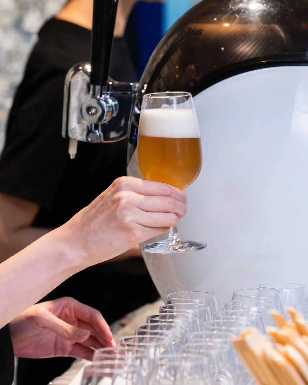 クラフトビールを注ぐ様子