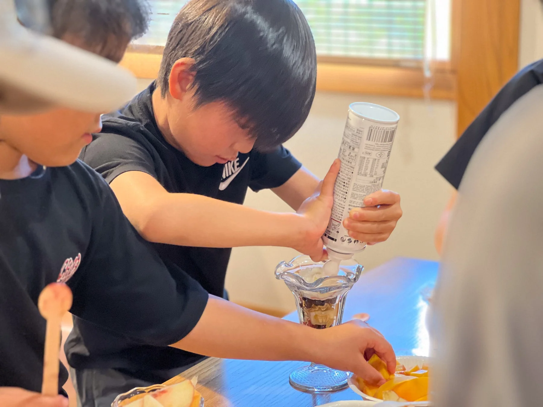 子供がパフェを作る様子