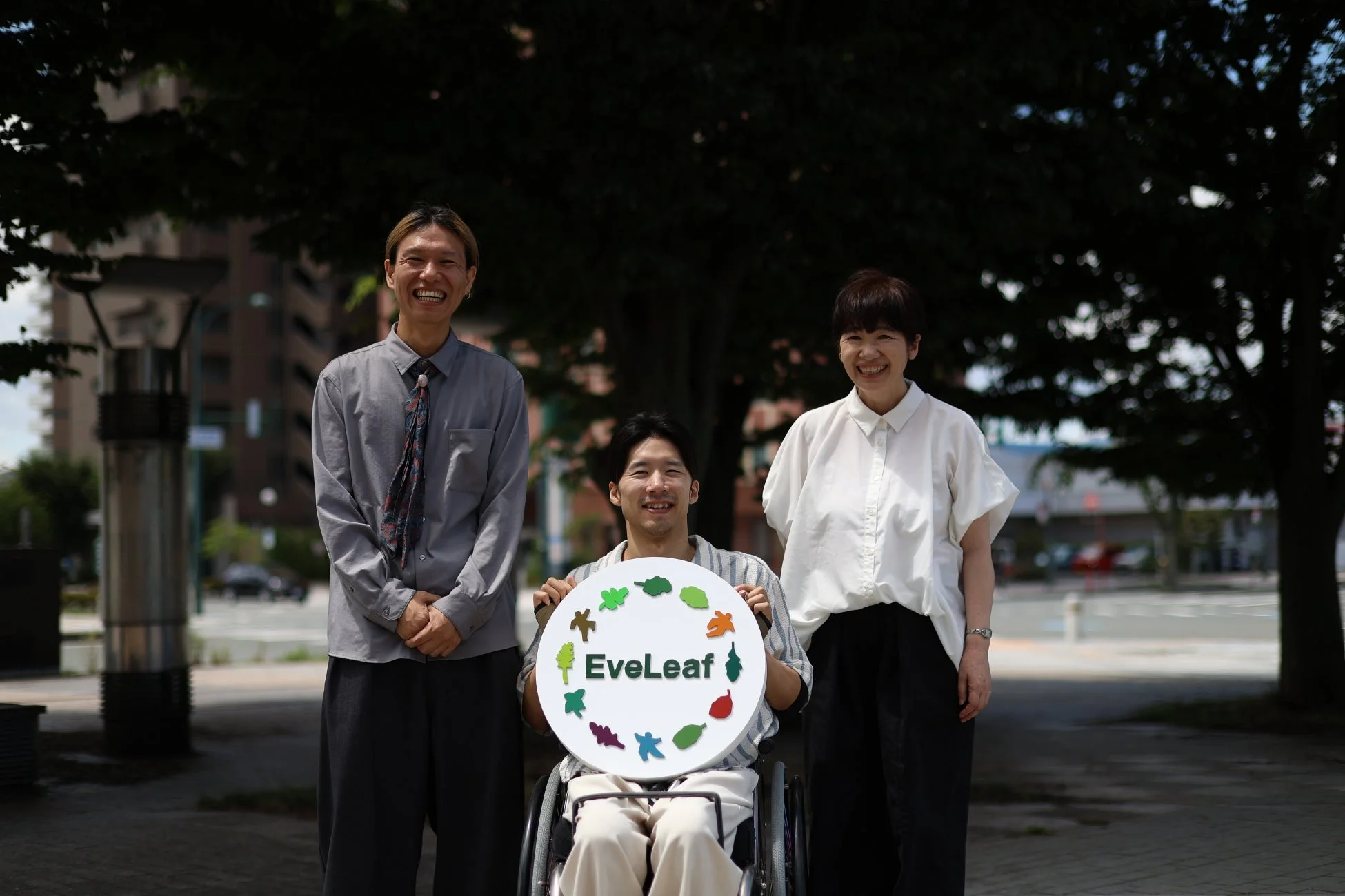 車椅子の方を含むグループとEveLeafロゴ