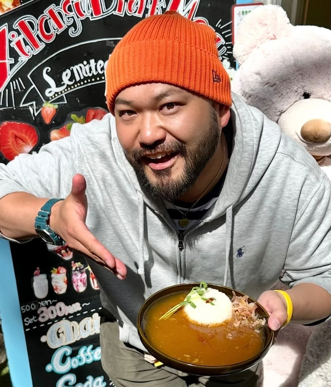 笑顔の男性とカレーライス