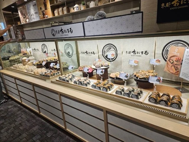 ショーケースに並ぶおにぎり