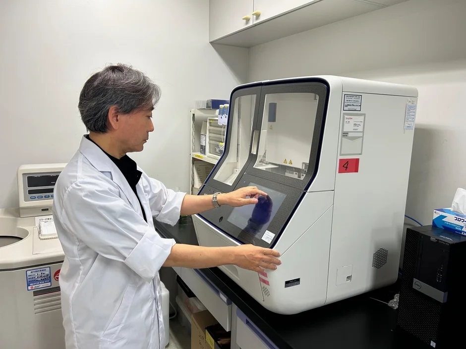 研究室で分析機器を操作する科学者