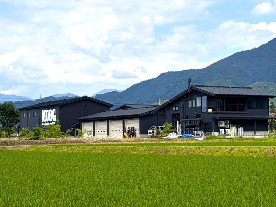 南魚沼の美しい田園風景に佇む「南魚沼ブルワリー・ジビエ(MUBG)×焚火の台所」の建物