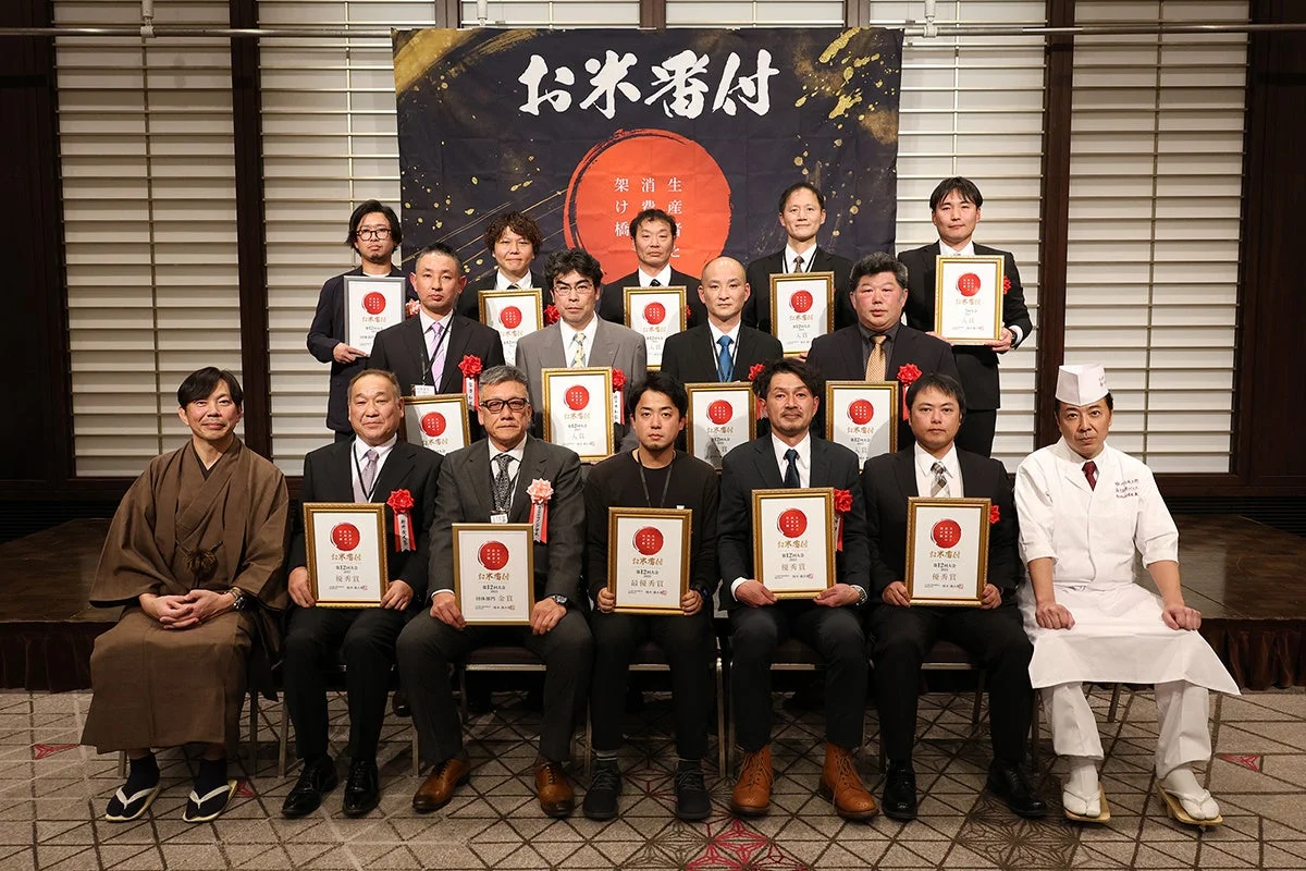 受賞者が賞状を持っている様子