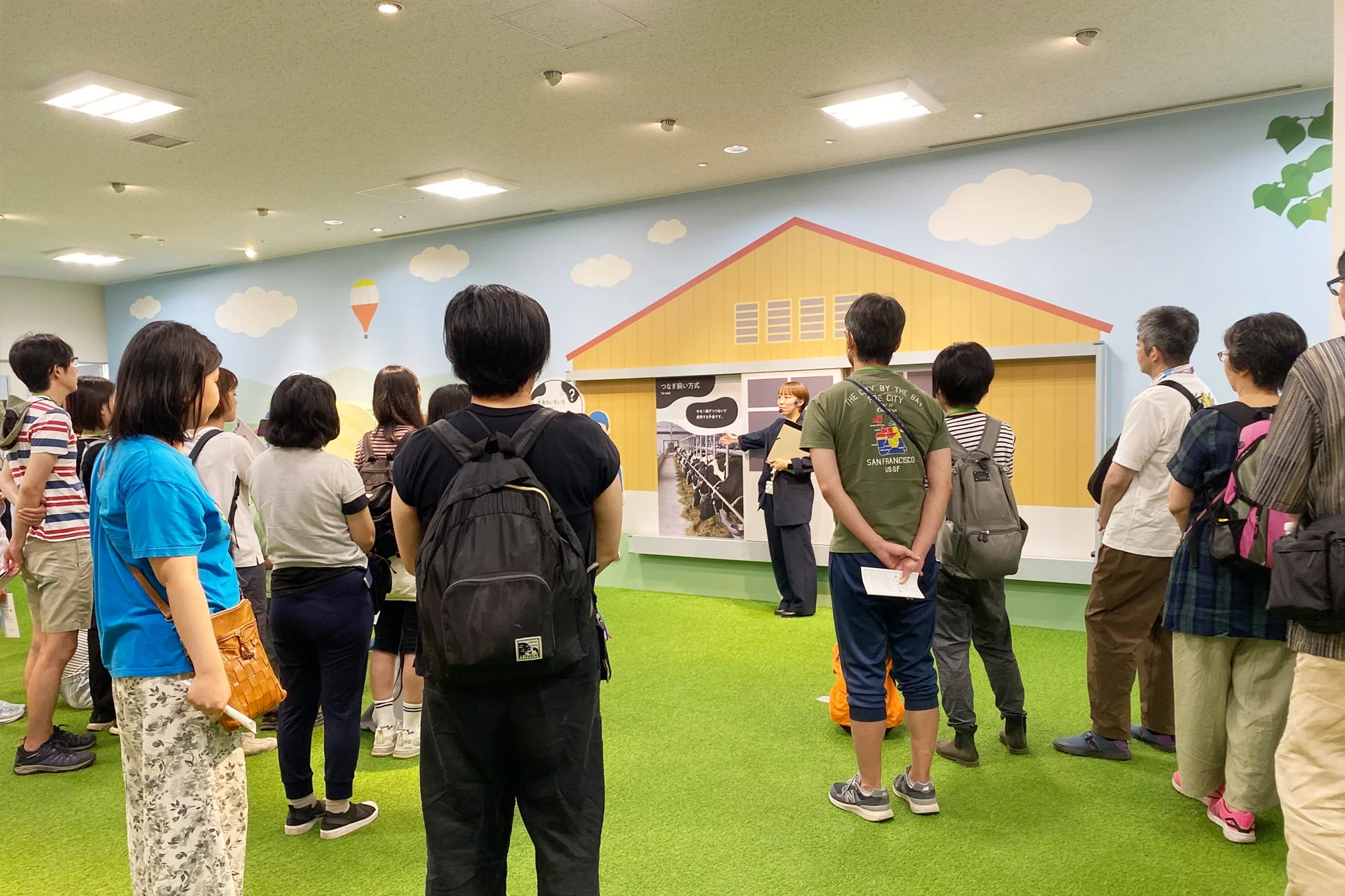 施設見学の様子