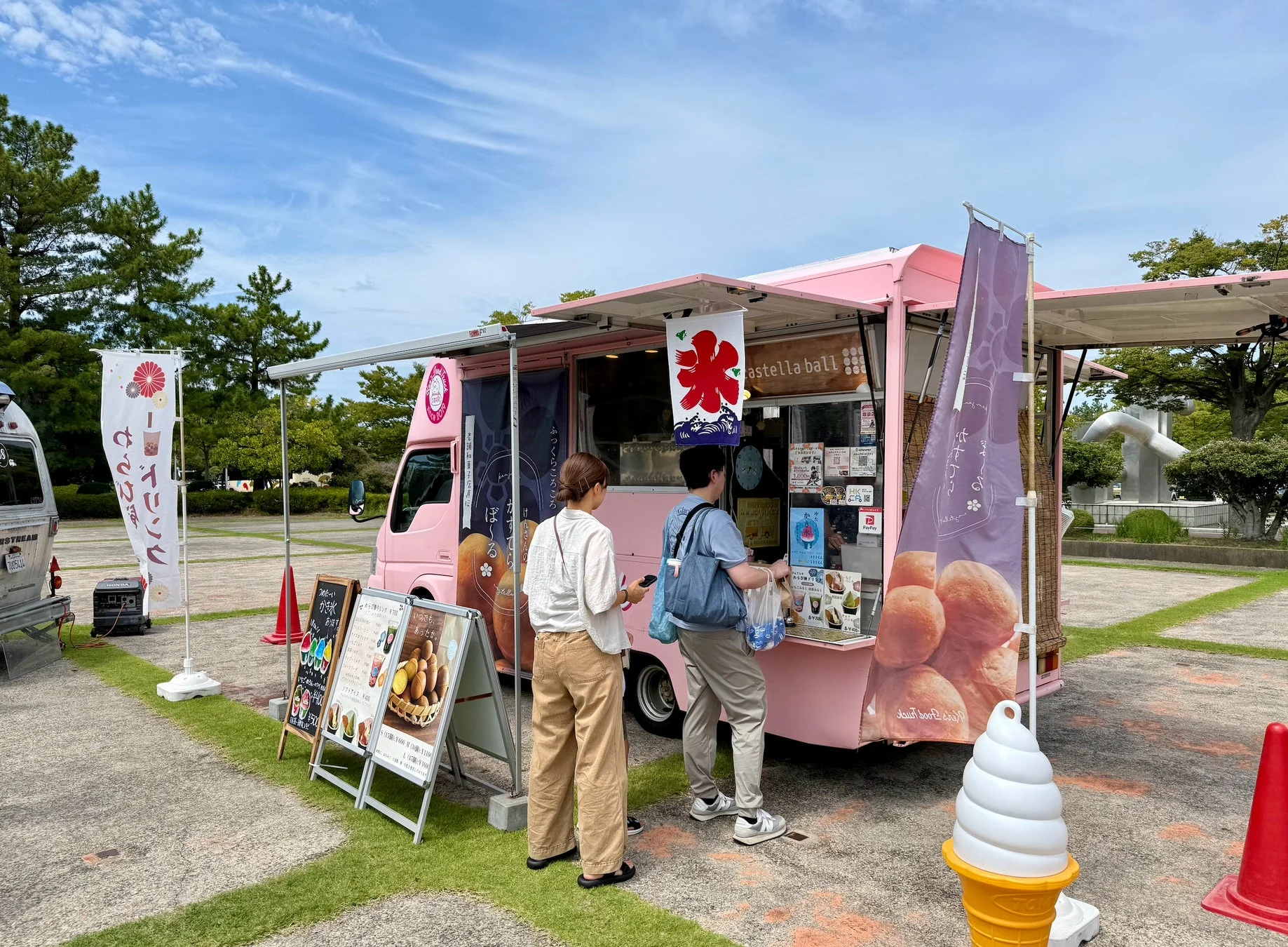 屋外のキッチンカーエリア