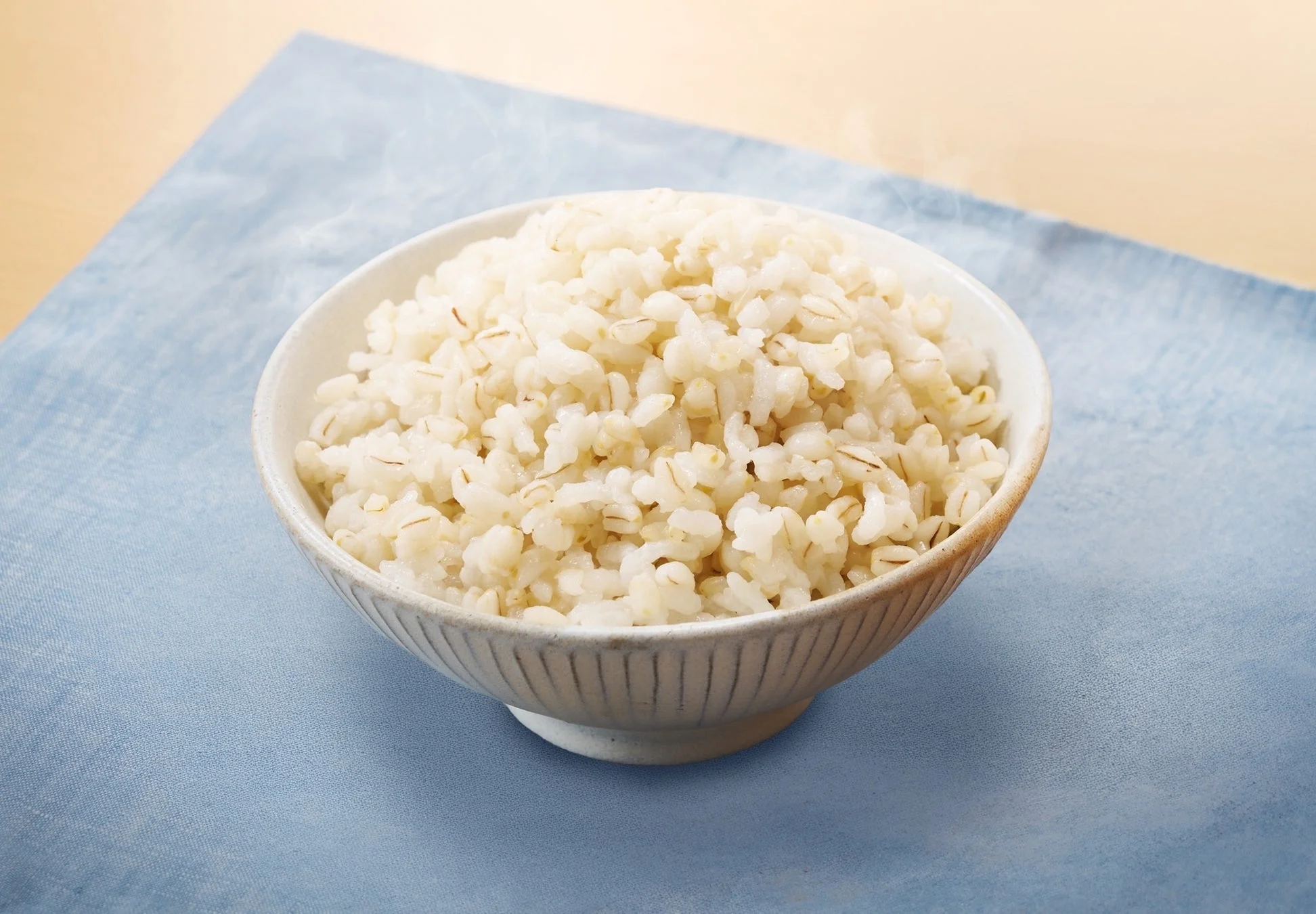 炊きたての麦ごはん