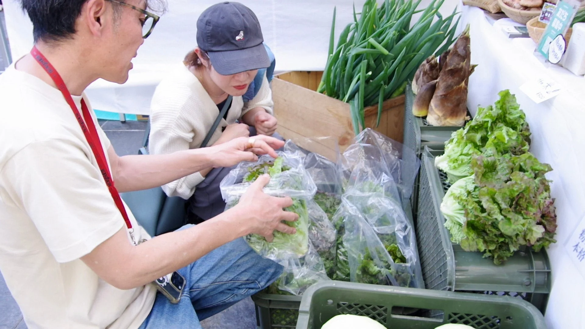 市場で野菜を選ぶ人々