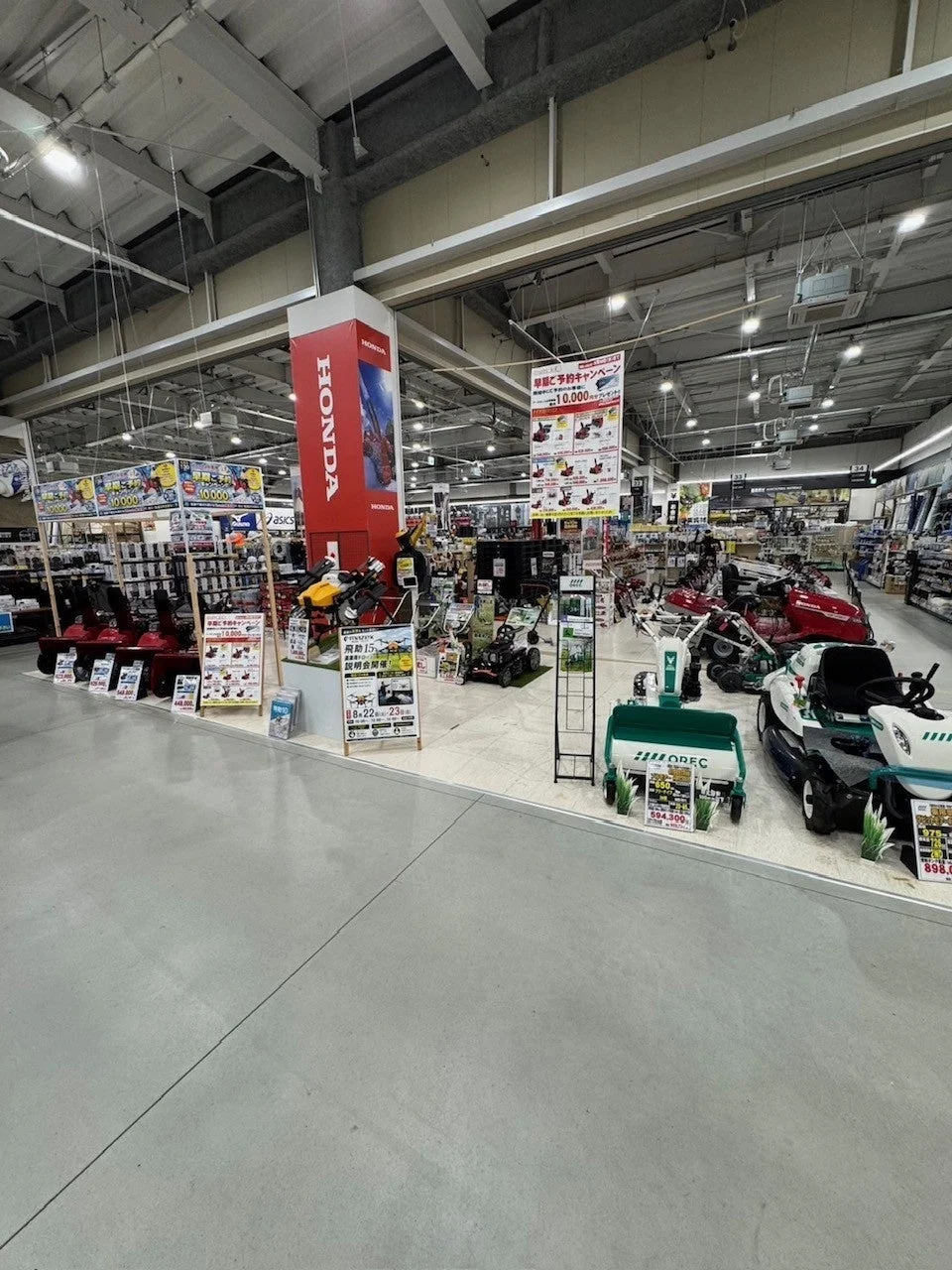 ホームセンターの農機具売り場