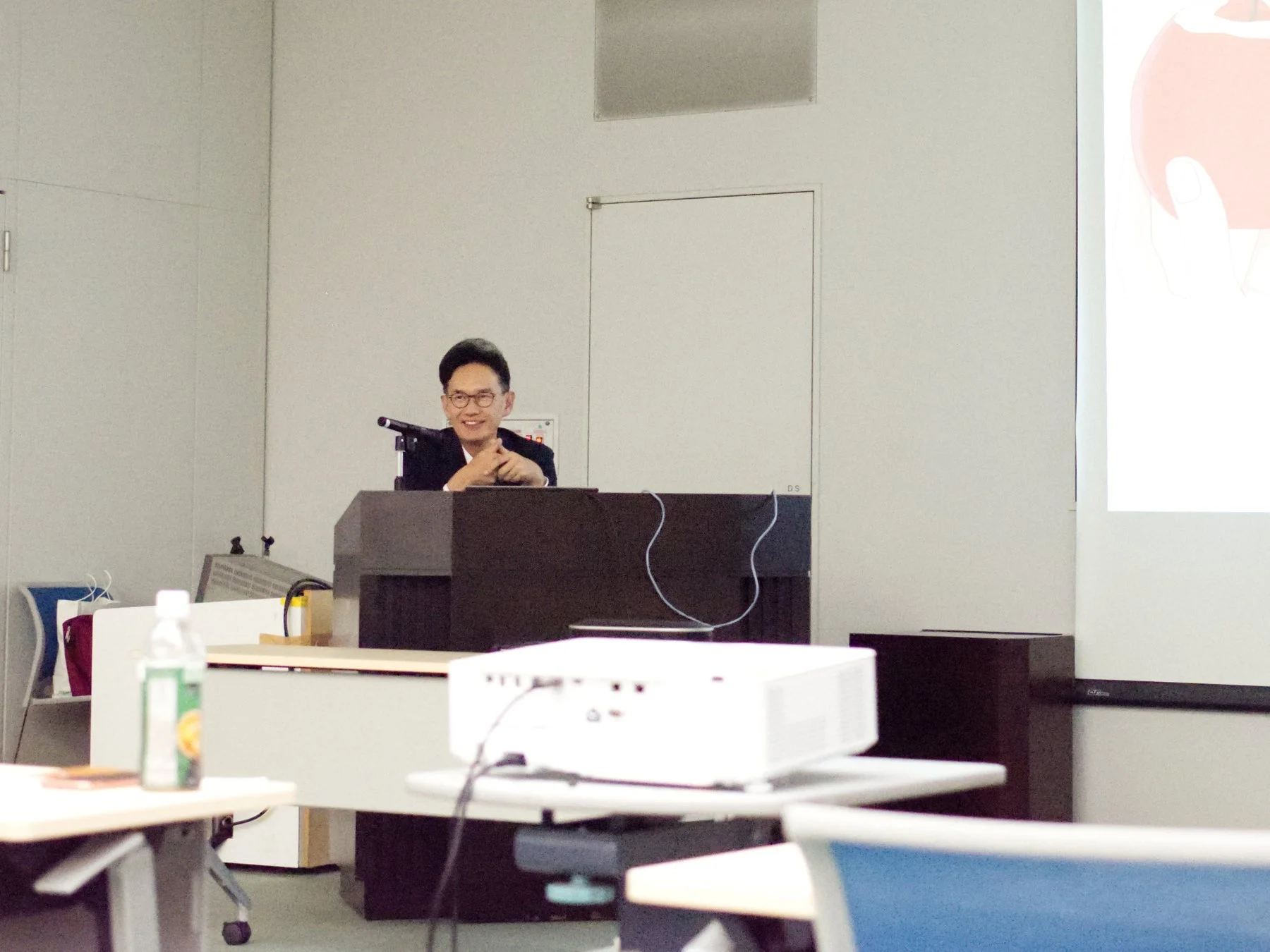 会議室で講演を行う男性