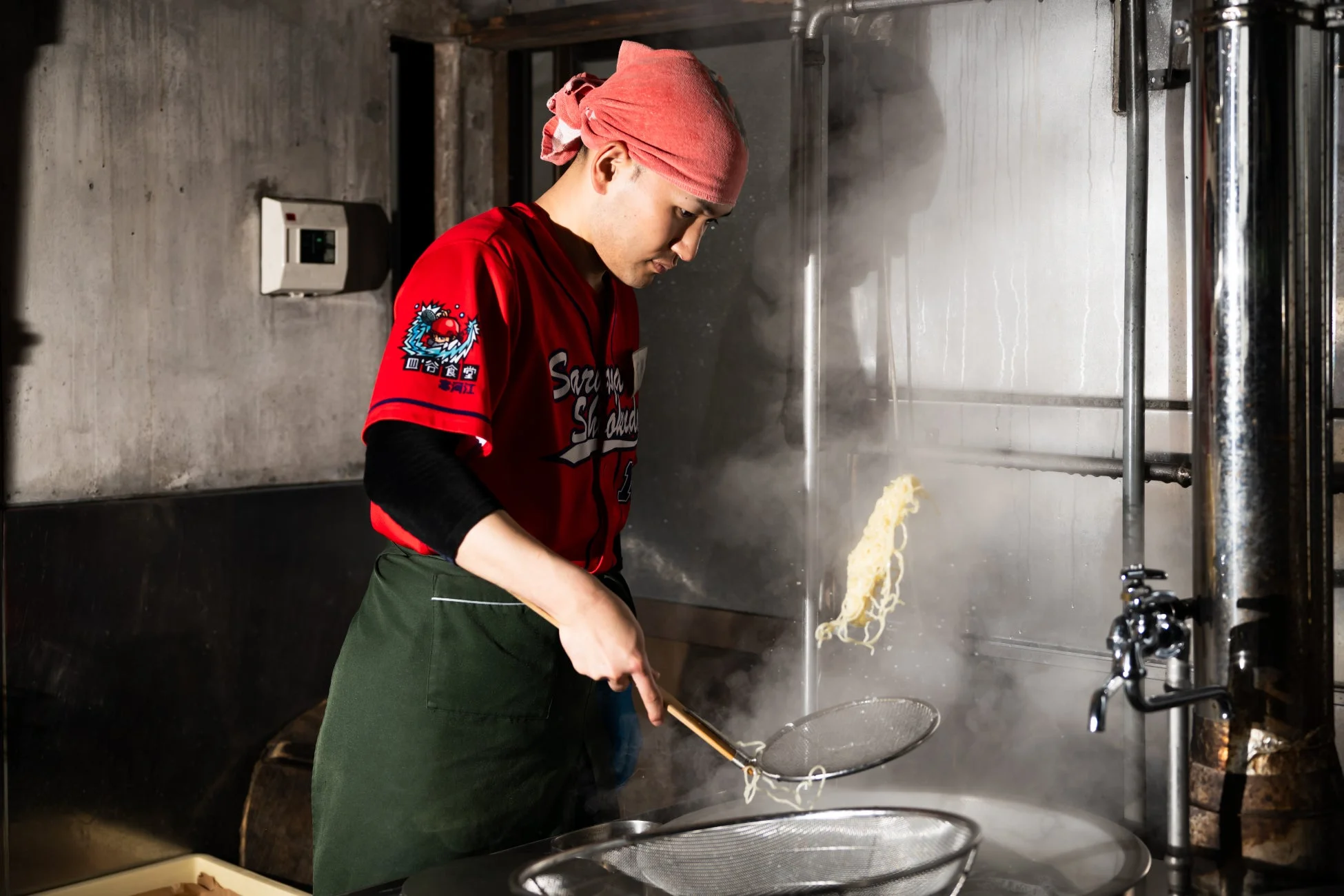 麺を茹でる料理人