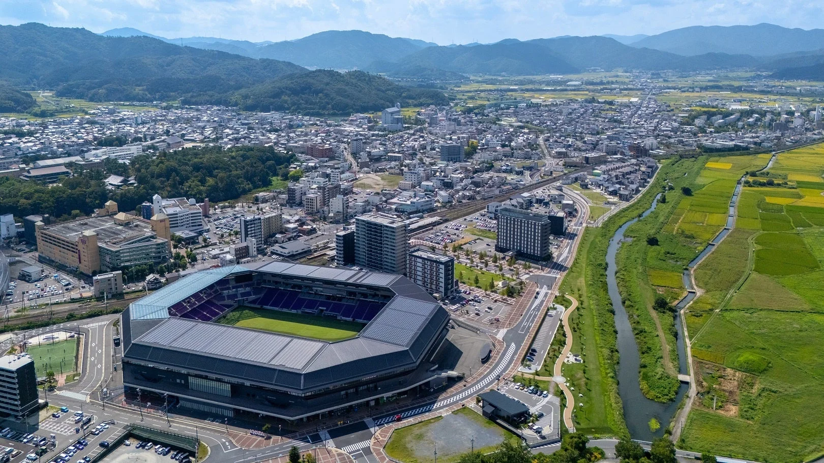 京都府亀岡市にあるサンガスタジアムと、その周辺の街並み
