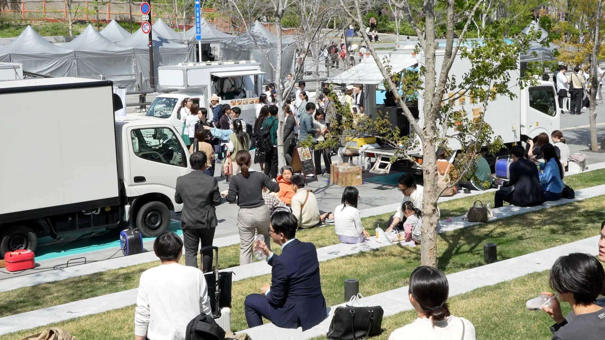 屋外イベントで賑わう人々