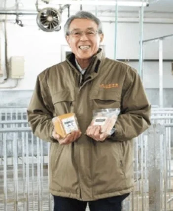 特選たまごを持つ浦川名誉教授