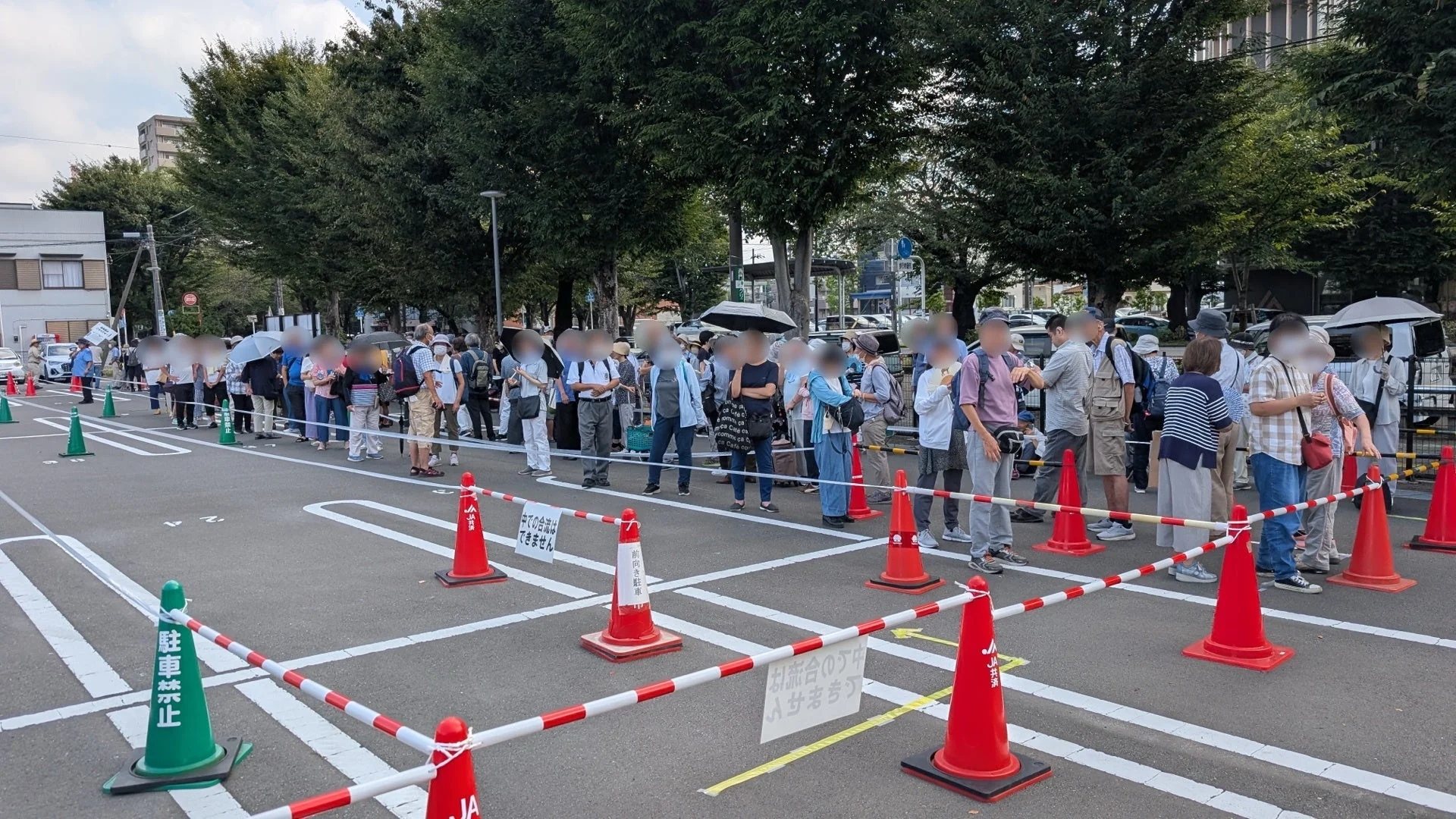 販売会に並ぶ多くの人々