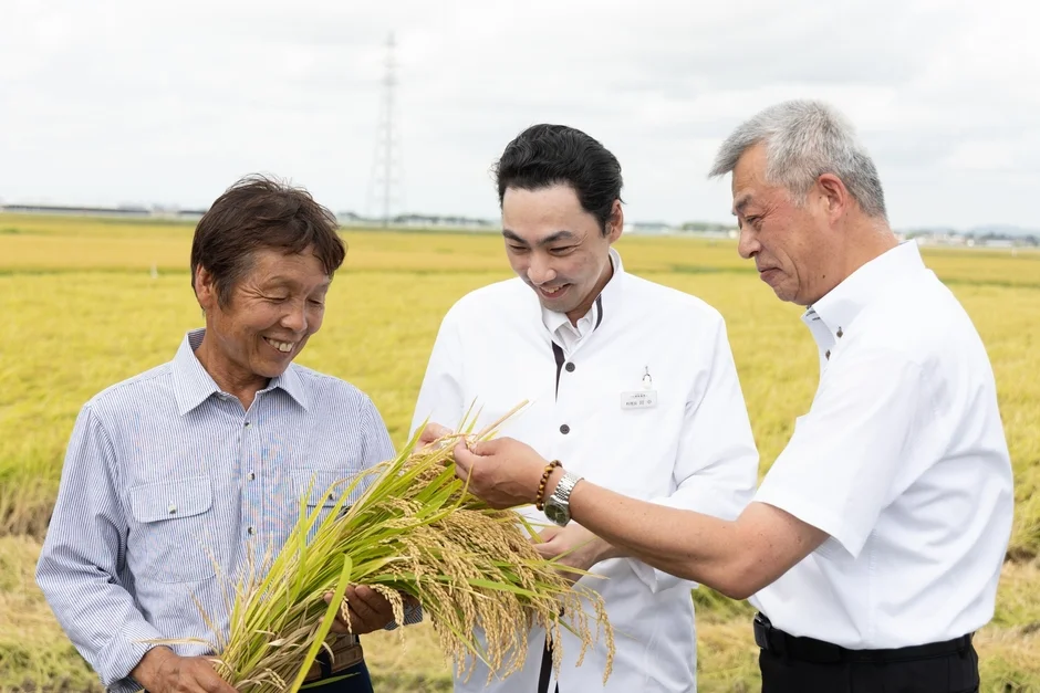 稲刈り,農業,米,田んぼ,農家,男性,笑顔,収穫,交流,屋外