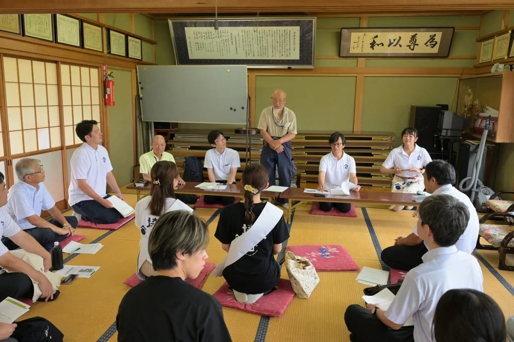 和室での会議の様子