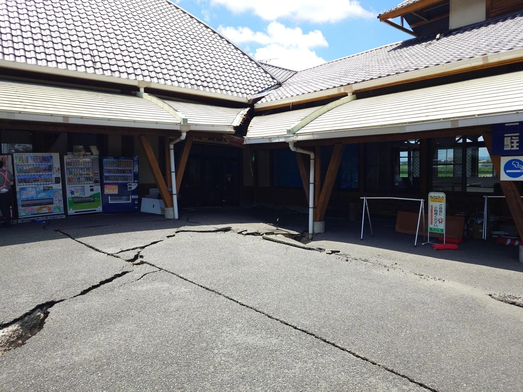 地面のひび割れ