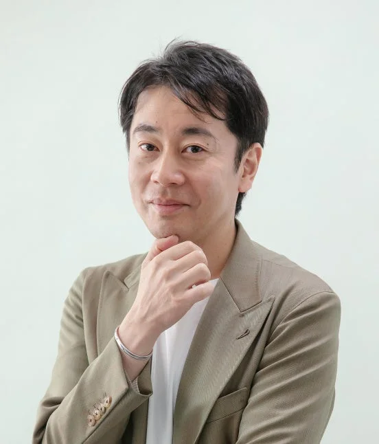 男性,日本人,ポートレート,ビジネス,笑顔,考える,スーツジャケット,白Tシャツ,顎に手,室内