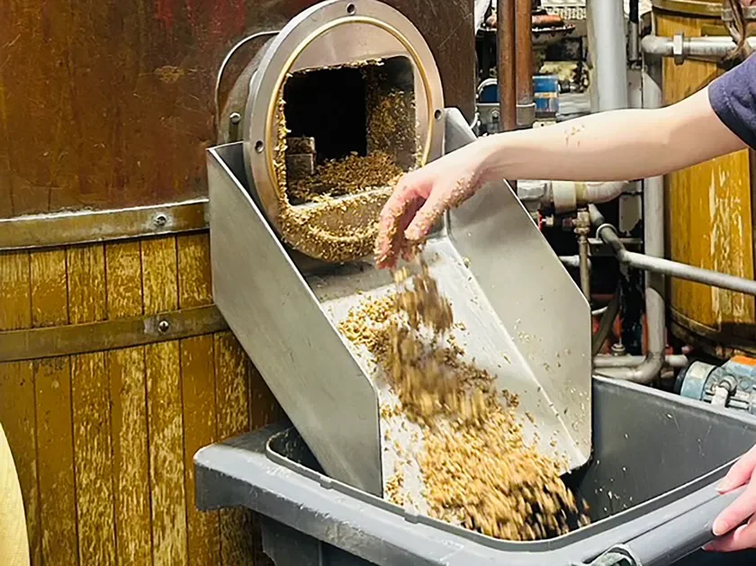 穀物を扱う作業員