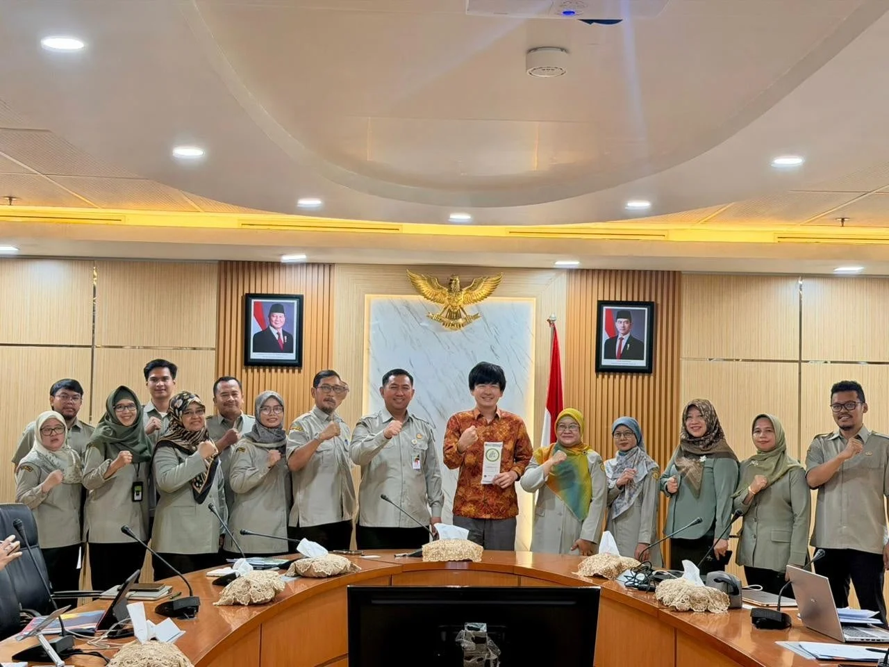 インドネシア公式職員とのグループ写真