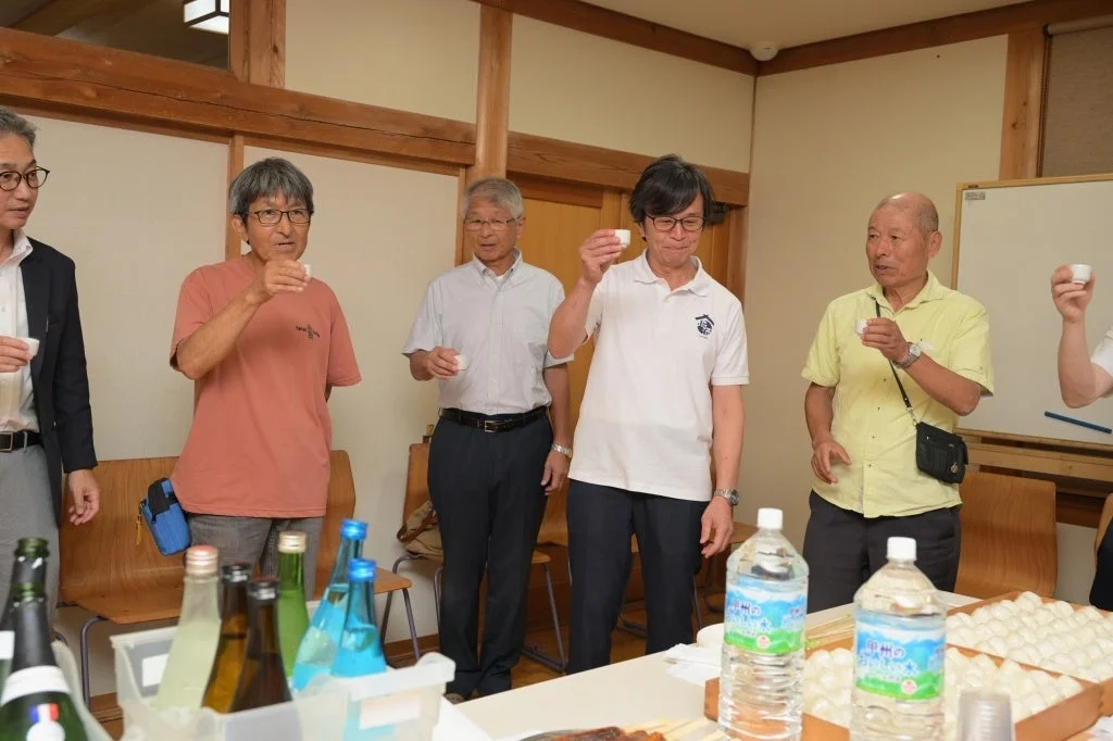 男性たちが乾杯する様子