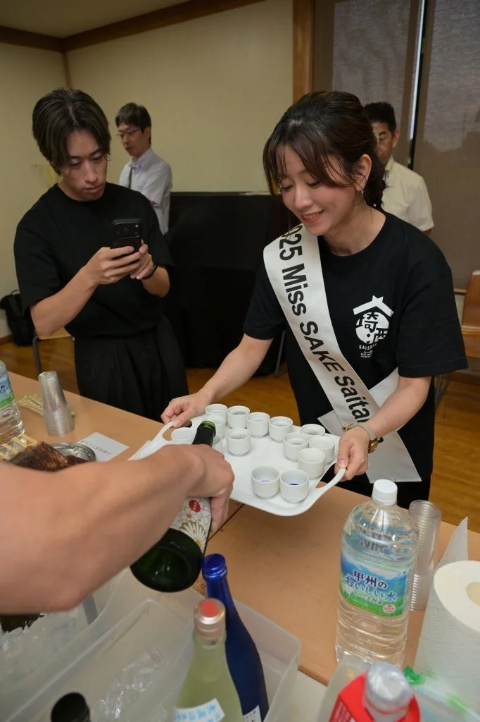 ミスSAKEが日本酒を注ぐ様子