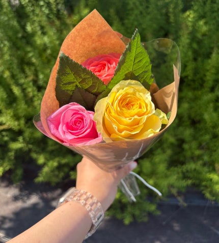 西尾市役所のロビーで3時間限定、初開催のバラ即売会 市の花と「薔薇のバターサンド」「ばら小町」が集合