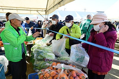高槻市内農家が丹精して育てた新鮮野菜が並ぶ農林業祭を開催