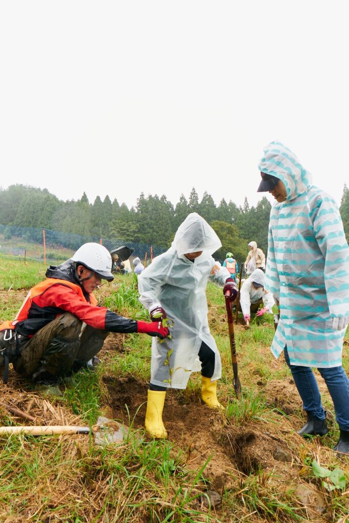 かつてスキー場として開発された牧場跡地を森へ 岡山県津山市で10月31日に「第2回岡山県津山市植樹」