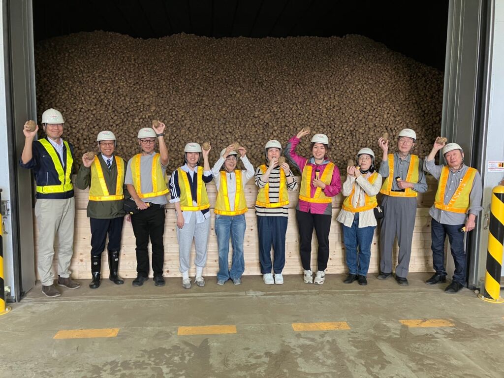 カルビー×北海道斜里町×JTB、ばれいしょ収穫と知床観光をめぐる「アグリ体験」ツアーを実施