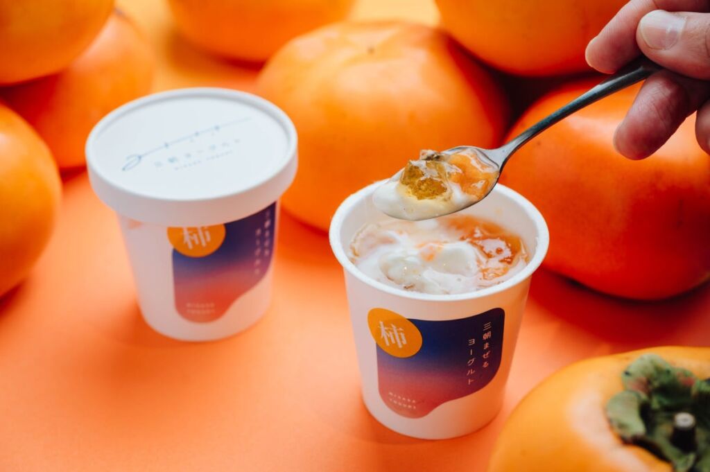 鳥取県オリジナル品種の柿「輝太郎」と大山のほうじ茶が出会う 三朝ヨーグルトが季節限定「柿とほうじ茶ヨーグルト」を発売