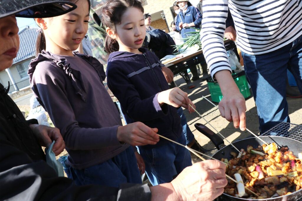 5月に植えた赤ねぎを収穫し炭火で焼きねぎに　伊勢崎市「みんなの畑」で11月7日（土）に農業体験